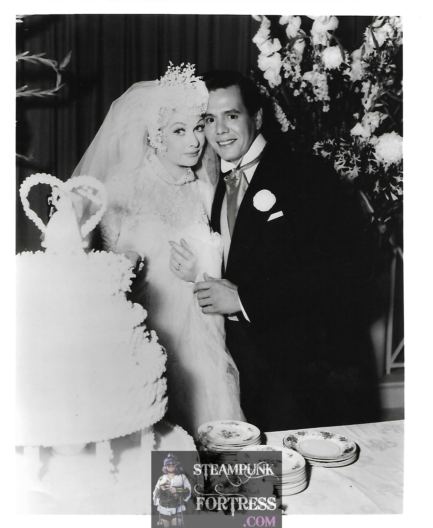 I LOVE LUCY LUCILLE BALL DESI ARNAZ WEDDING CUTTING CAKE PHOTO
