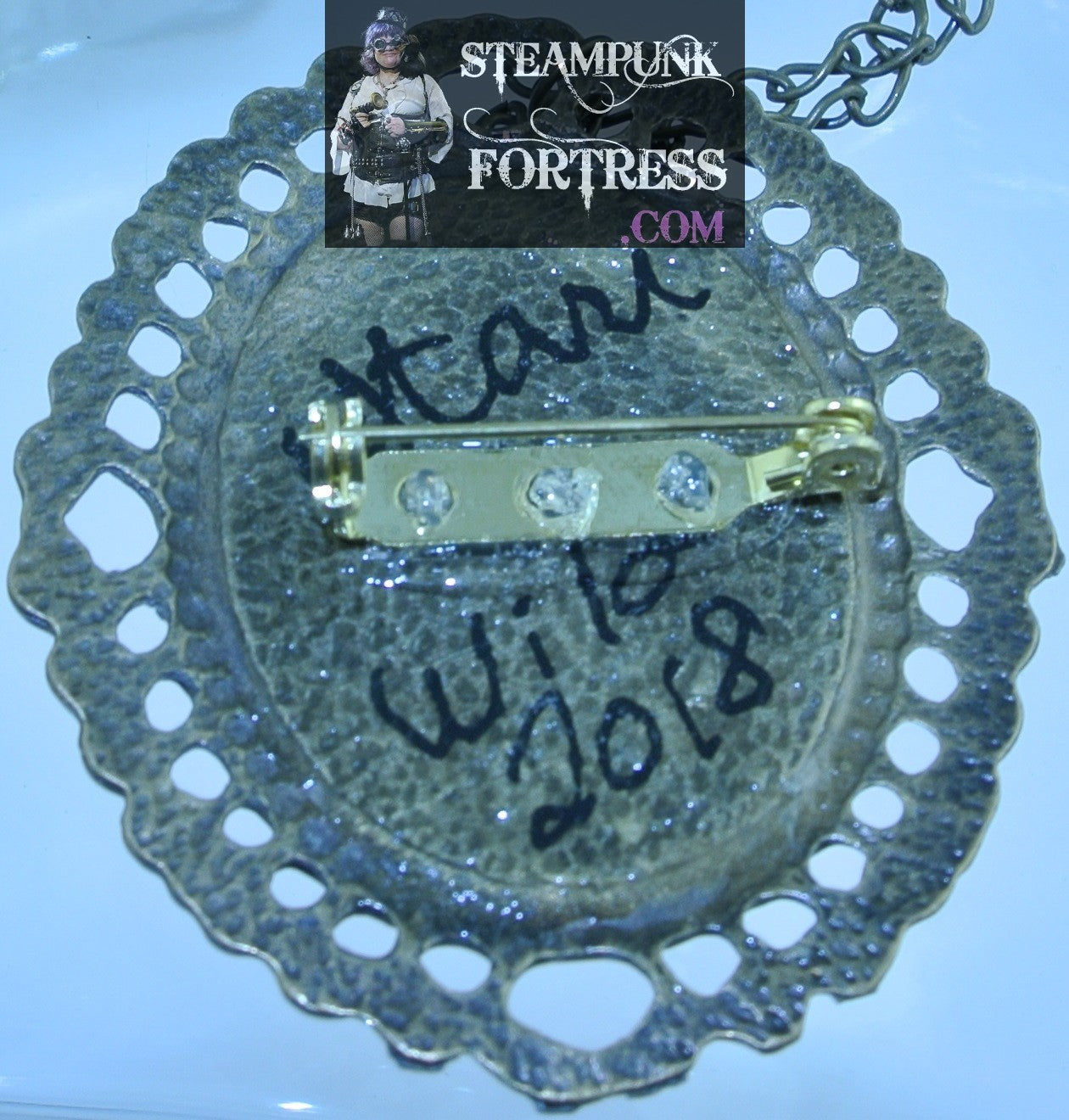 PIN BROOCH BRASS CAMEO VICTORIAN LADY GOLD ON BLACK BACKGROUND NECKLACE HALLOWEEN STARR WILDE STEAMPUNK FORTRESS