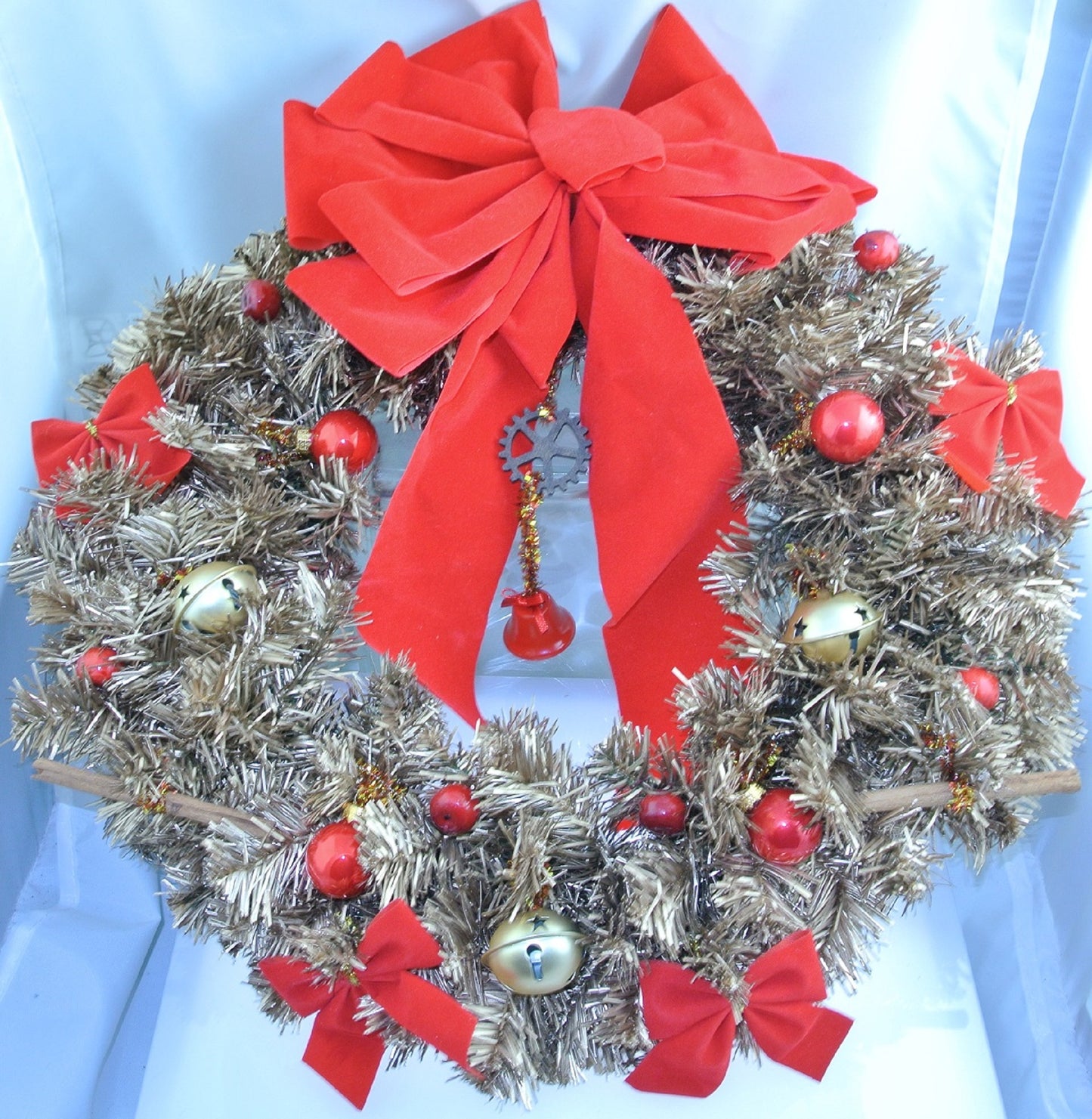 CHRISTAMS WREATH GOLD WOOD CLOCK WATCH GEARS RED BELL RED GLASS ORNAMENTS GOLD STAR BELLS RED BOWS RED CRANBERRIES CINNAMON STICKS RED BOW STARR WILDE STEAMPUNK FORTRESS