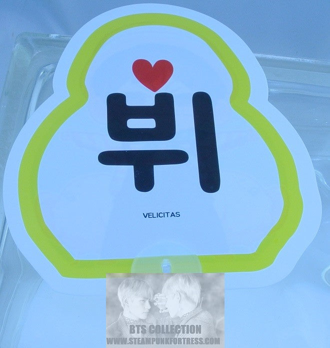 BTS PICKET FAN SLOGAN SIGN V KIM TAEHYUNG CHIBI 3RD MUSTER DAY 1 YELLOW BOWLER STRIPES OVERALLS