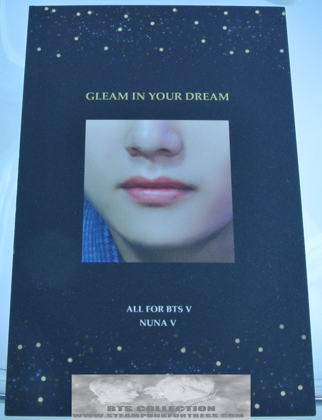 BTS V KIM TAEHYUNG FANSITE PHOTOCARD BLOND HAIR BLUE SUIT RED DRAPES GLEAM IN YOUR DREAM NUNA V PHOTO CARD