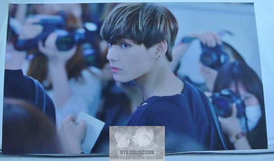 BTS PHOTOCARD V KIM TAEHYUNG OVER SHOULDER AIRPORT FASHION VUNA BOY FANSITE PHOTO CARD TAE-HYUNG