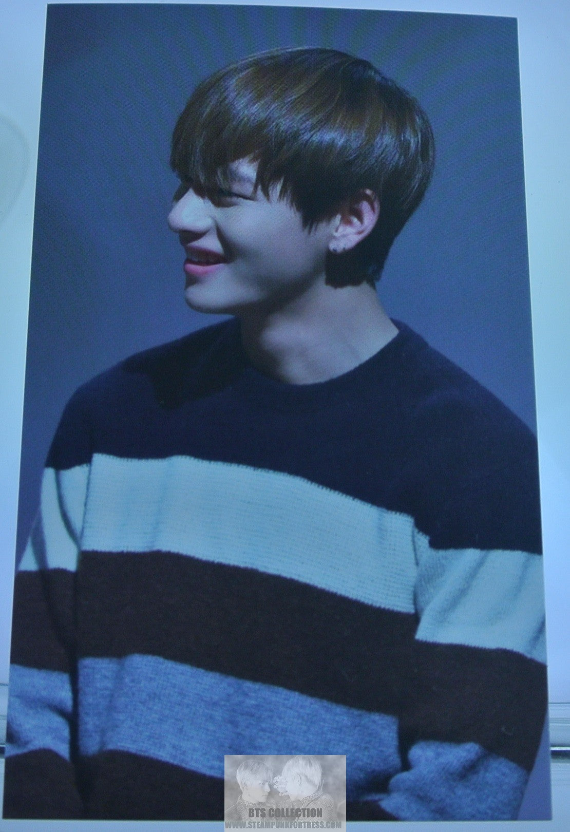 BTS PHOTOCARD V KIM TAEHYUNG STRIPED SWEATER FANSIGN SMILE VUNA BOY FANSITE PHOTO CARD TAE-HYUNG