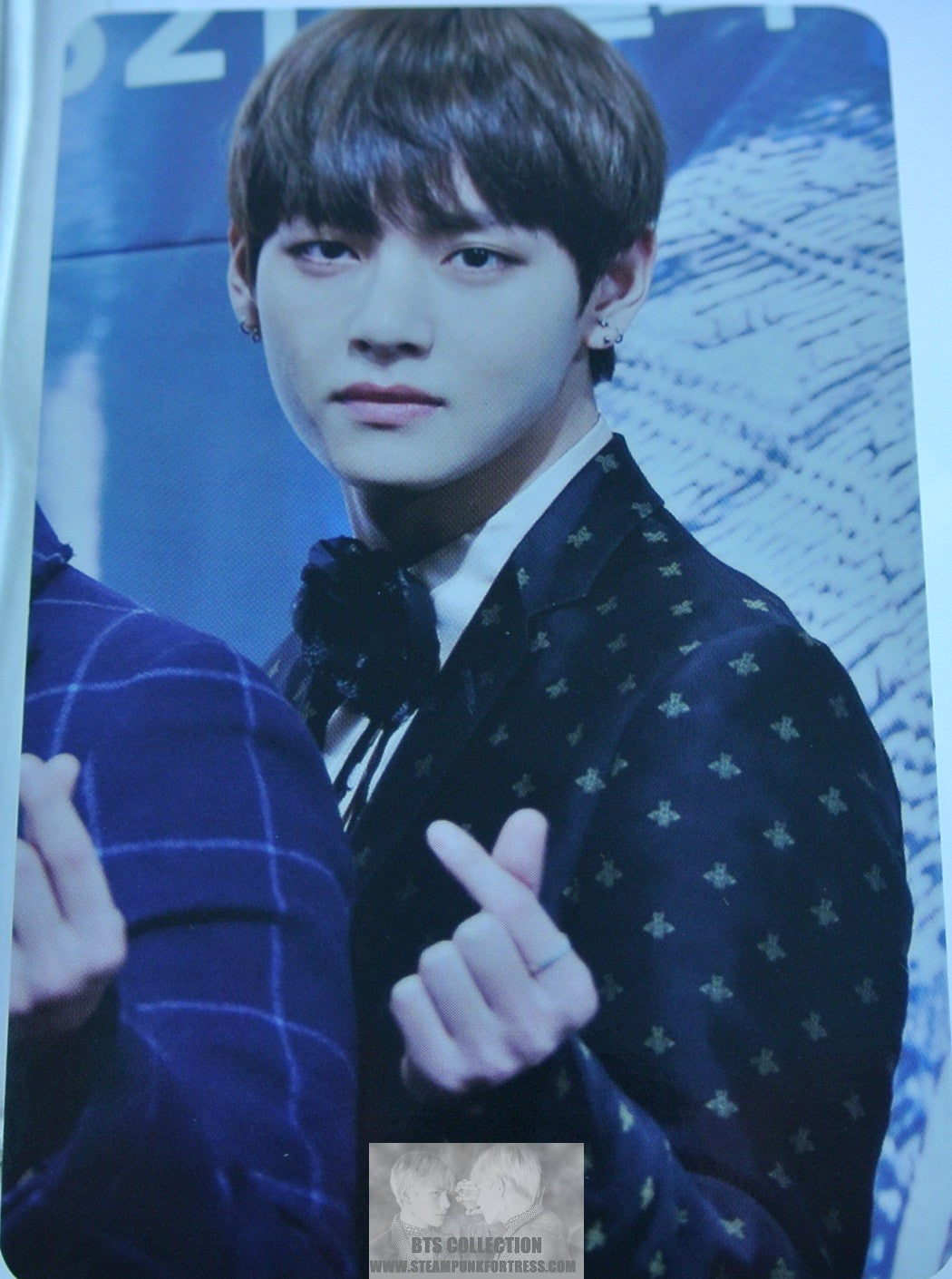 BTS PHOTOCARD V KIM TAEHYUNG VELICITAS FANSITE FINGER HEART BLACK JACKET ONE OF A KIND PHOTO CARD