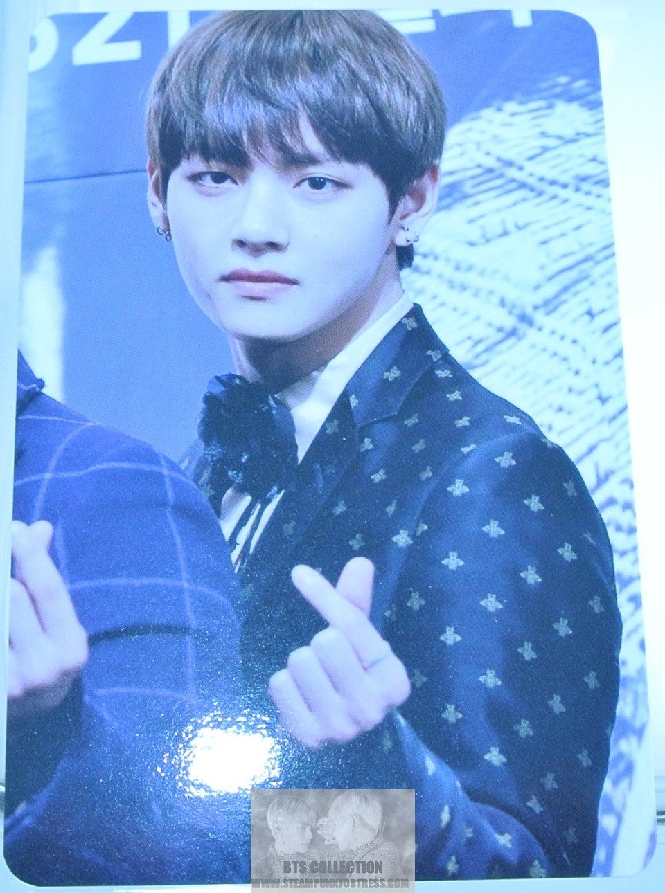 BTS PHOTOCARD V KIM TAEHYUNG VELICITAS FANSITE FINGER HEART BLACK JACKET ONE OF A KIND PHOTO CARD