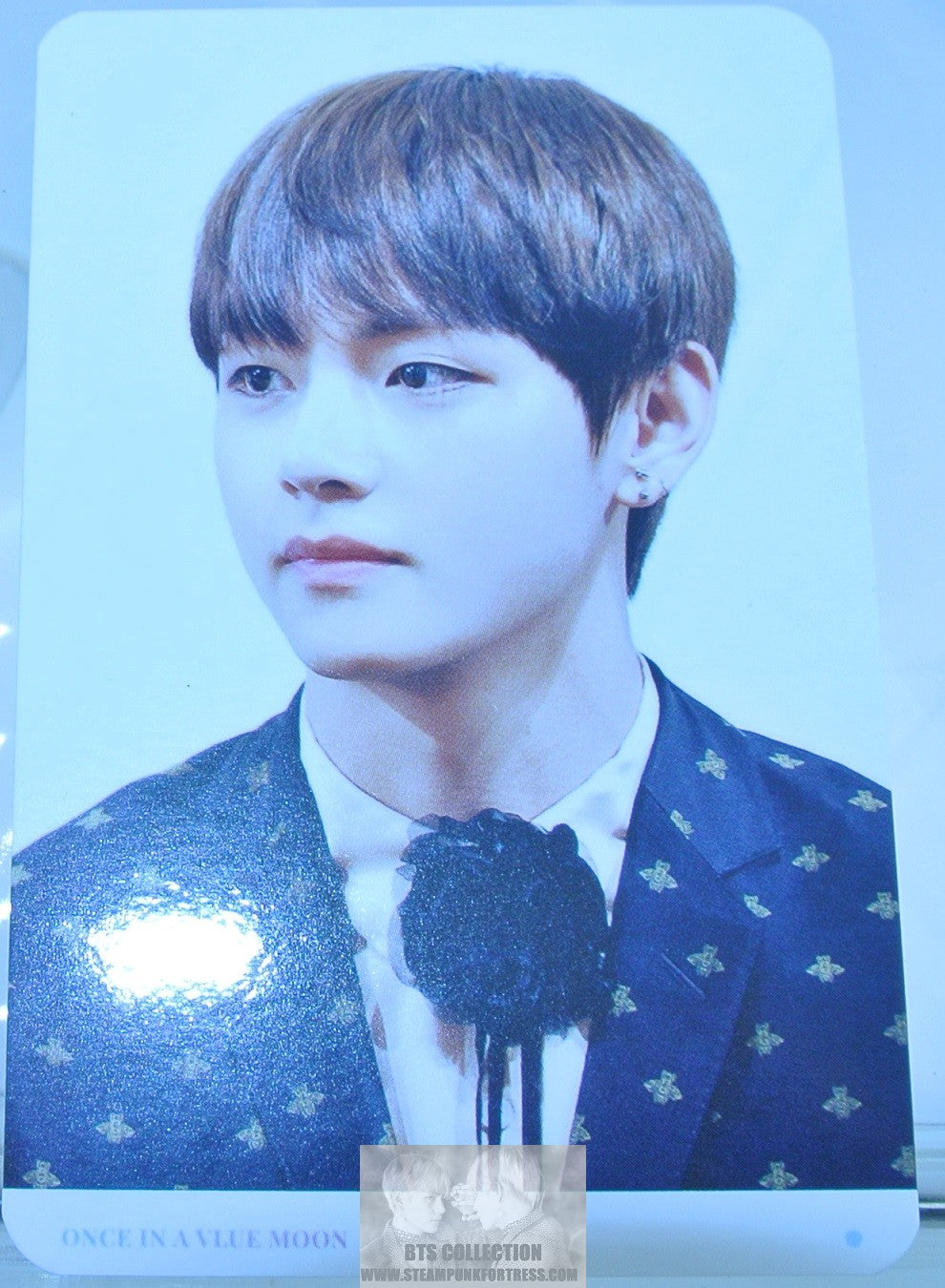 BTS PHOTOCARD V KIM TAEHYUNG VIA FANSITE BLACK JACKET FLOWER ASCOT ONCE IN A VLUE MOON PHOTO CARD