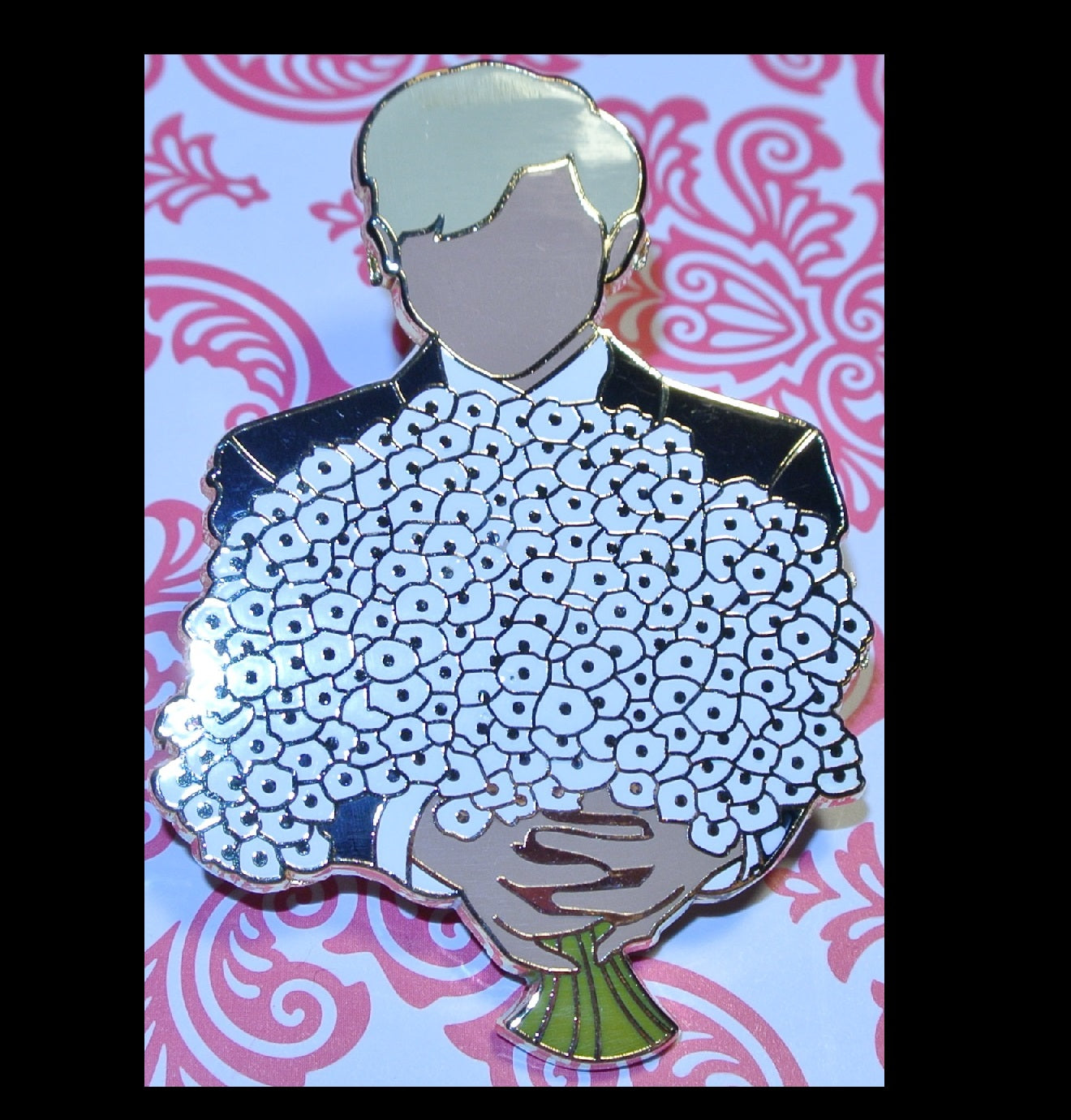 BTS ENAMEL PIN GOLD RM KIM NAMJOON BLOND HAIR WHITE FLOWERS BOUQUET A MONSTUR PLAZA BADGE BUTTON