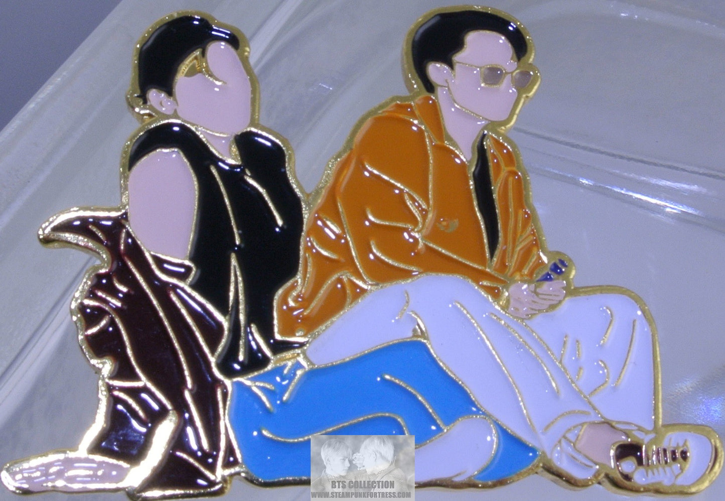 BTS NEW ENAMEL PIN JEON JUNGKOOK SITTING IN V KIM TAEHYUNG LAP GOLD LAS VEGAS PTD SHOW BADGE BUTTON