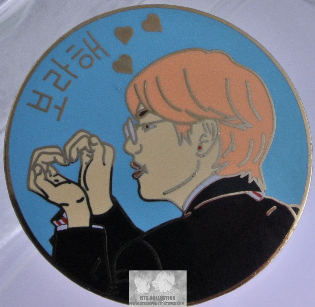 BTS ENAMEL PIN BADGE BUTTON GOLD V KIM TAEHYUNG HAND HEART PINK HAIR