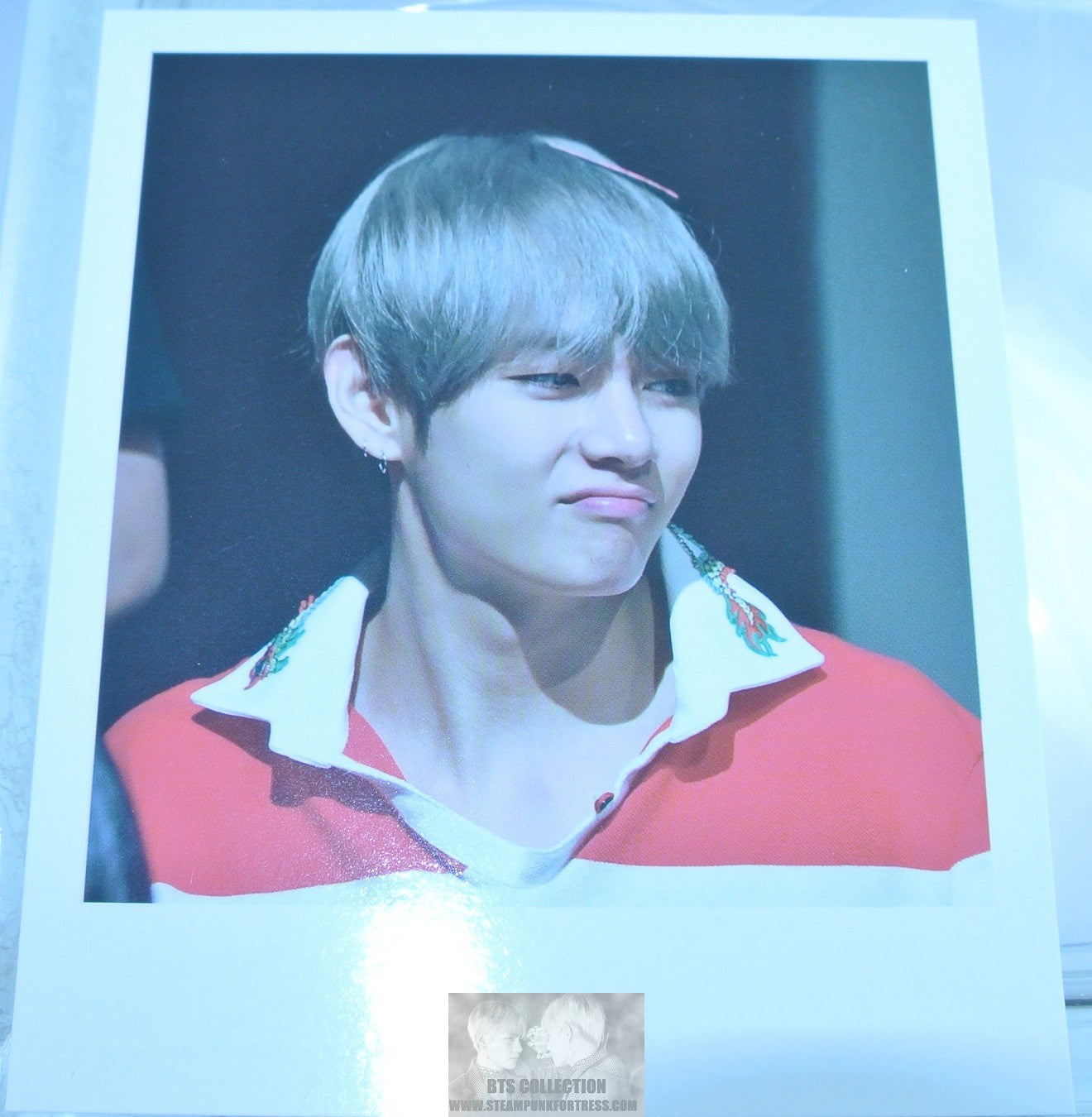 BTS POLAROID V KIM TAEHYUNG VIA FANSITE NOSE WRINKLE RED STRIPES FANSIGN ONCE IN A VLUE MOON PHOTO