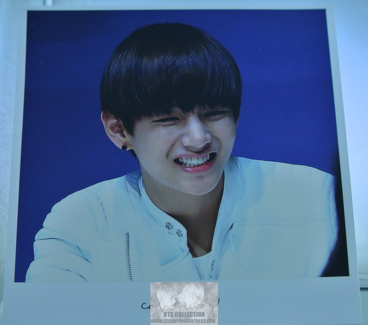 BTS POLAROID V KIM TAEHYUNG VTAC FANSITE WHITE SHIRT LAUGHING FANSIGN COVERBOY PHOTO