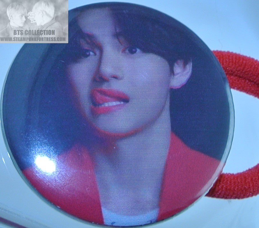 BTS BUTTON PONYTAIL HOLDER V KIM TAEHYUNG RED JACKET TONGUE OUT SEAMLESS HAIR TIE
